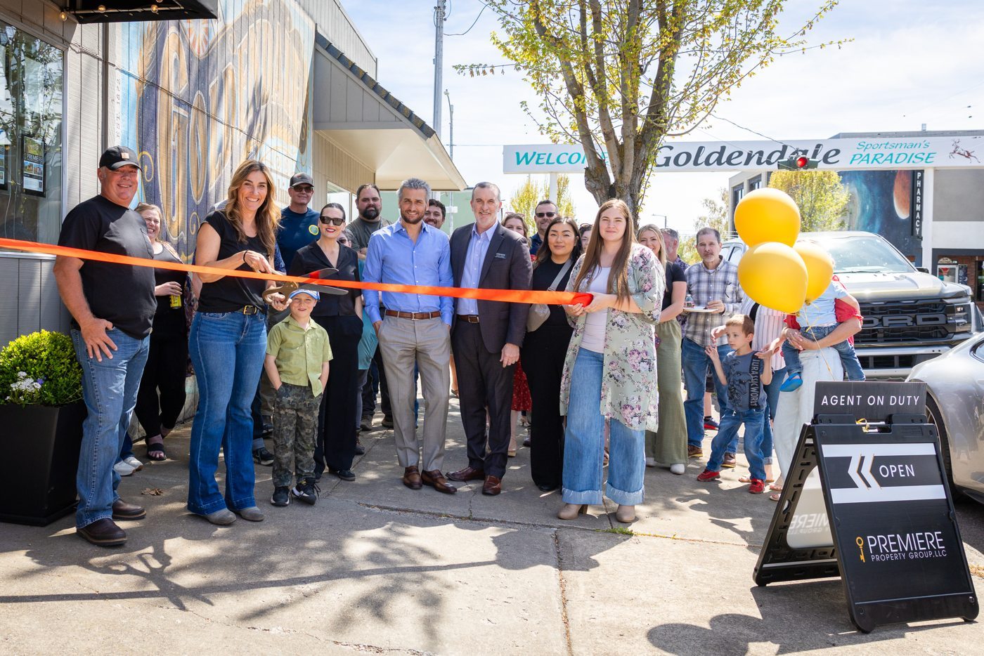 PPG agents and community members celebrating the Goldendale office opening